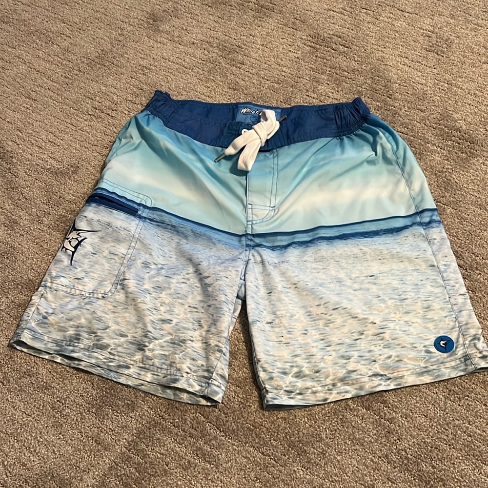 Men’s board shorts size M
